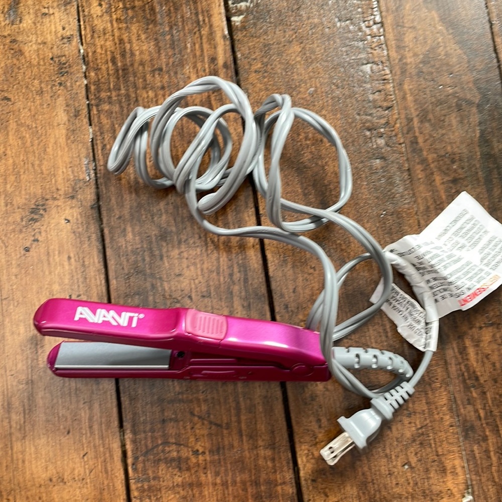 2/$30•Avanti Mini Travel Hair Straightener
